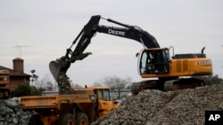 Se han colocado unas 1.200 toneladas de roca por hora en el aliviadero de emergencia para fortalecer su estabilidad, comprometida por un gran tajo localizado la semana pasada.