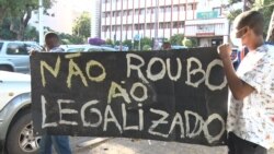 Estudantes da Universidade Eduardo Mondlane protestavam, na Praça da Independência, contra as regalias para os agentes e funcionários parlamentares