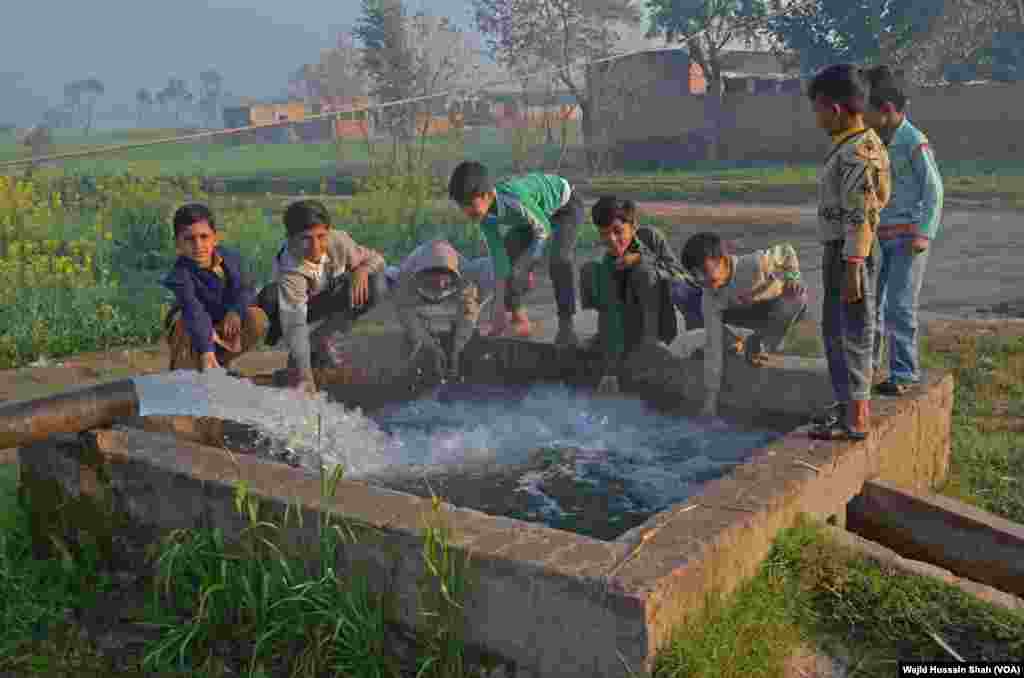 ٹیوب ویل کے ذریعے فصلوں کو پانی فراہم کیا جاتا ہے اور گاؤں کے بچے یہاں آ کر نہانے کے ساتھ ساتھ پانی کے ساتھ کھیلتے بھی ہیں۔