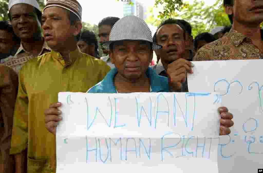 Một người biểu t&igrave;nh Rohingya tại Kuala Lumpur, Malaysia, kh&oacute;c l&oacute;c, cầm bảng k&ecirc;u gọi chấm dứt x&aacute;o trộn v&agrave; bạo động tại bang Rakhine, Miến Điện, 12/6/2012.