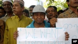 Seorang warga muslim Burma etnis Rohingya di Kuala Lumpur (12/6), menangis sambil membawa pesan bagi penghentian kekerasan sektarian di negara bagian Rakhine.