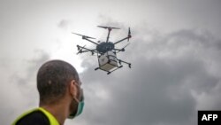 Le Maroc a déployé des drones pour la surveillance aérienne, les annonces et l'assainissement dans le cadre de la lutte contre le coronavirus. Photo prise le 23 avril 2020 près de Rabat. (FADEL SENNA / AFP)