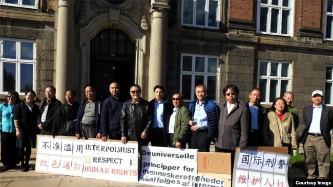 中国海外民运领袖魏京生（中间着皮衣者）等在哥本哈根丹麦国家警察部（即国际刑警组织在丹麦相应组织）前抗议。（魏京生基金会提供）