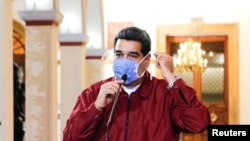 El presidente en disputa de Venezuela, Nicolás Maduro, con una máscara facial durante un acto en el palacio presidencial en Caracas el 13 de marzo de 2020.