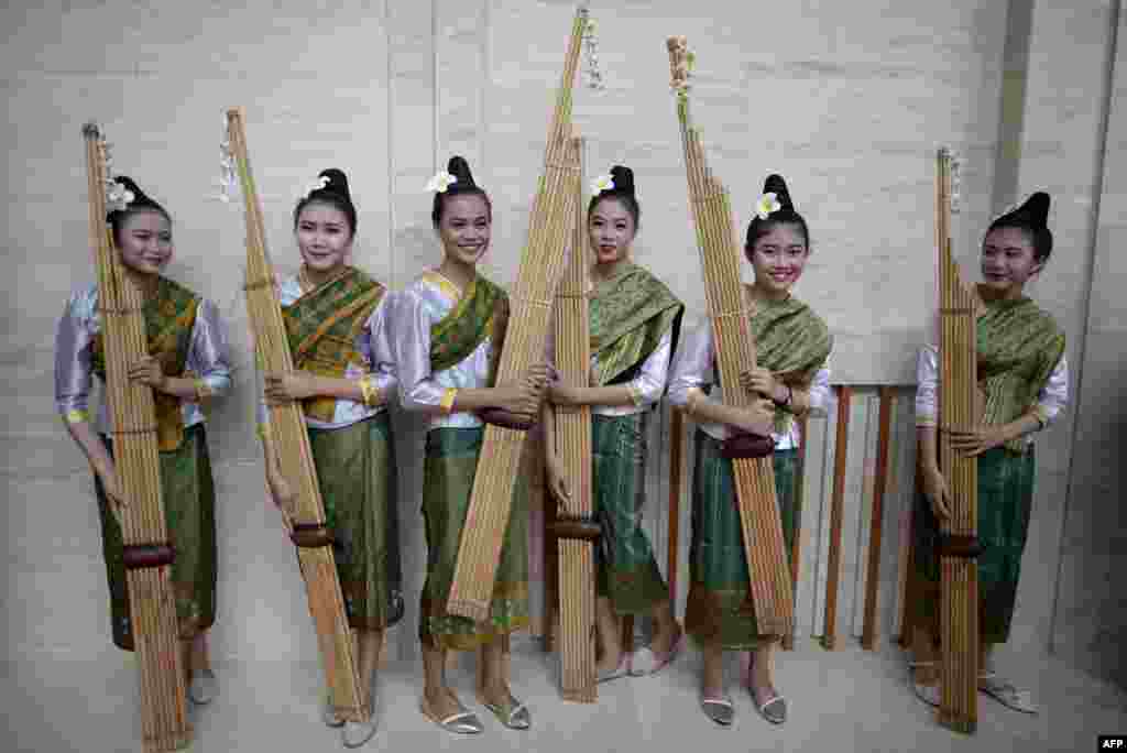 ក្រុមអ្នកសម្តែងជាមួយនឹងឧបករណ៍ភ្លេងគែន បន្ទាប់ពីលំហាត់សមនៅឯមជ្ឈមណ្ឌលសន្និបាតជាតិក្នុងក្រុងវៀងចន្ទន៍ ប្រទេសឡាវ សម្រាប់កិច្ចប្រជុំកំពូលអាស៊ានលើកទី ២៨។