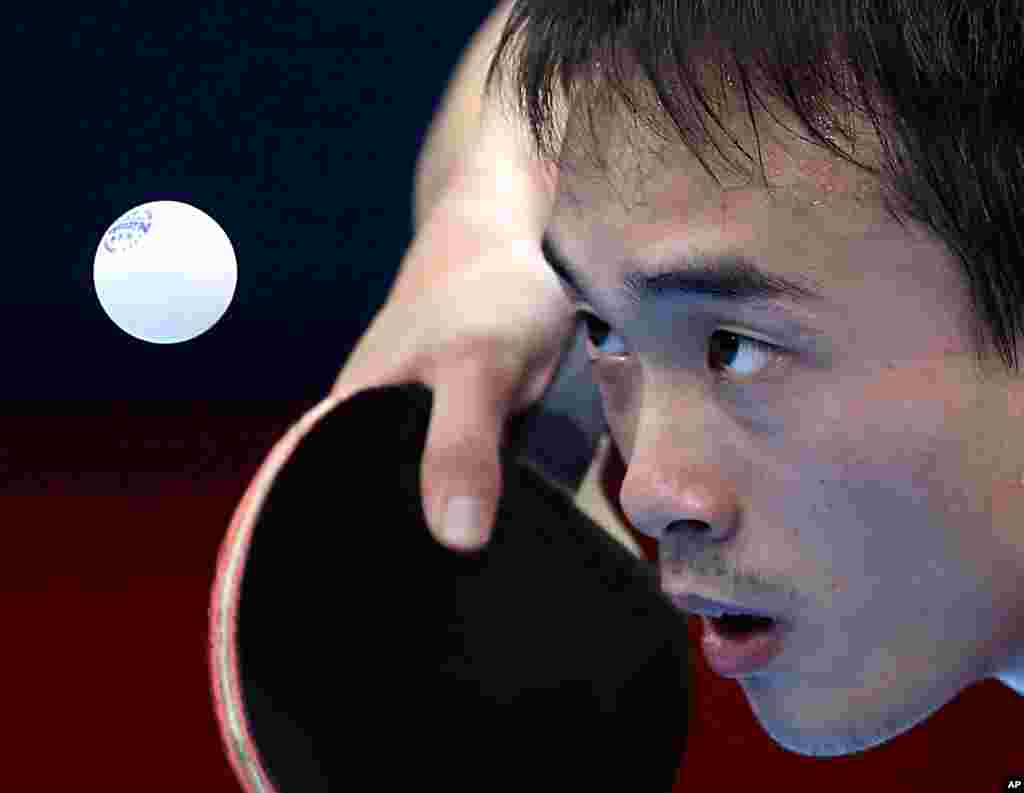 Timothy Wang, de Estados Unidos, sirve contra el norcoreano&nbsp; Kim Song Nam durante la primera ronda de tenis de mesa.
