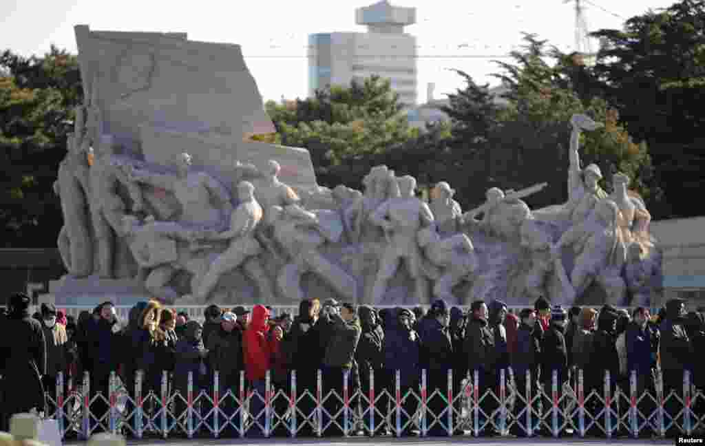 People stand in line to enter the Mausoleum of Mao Zedong in Beijing, Dec. 26, 2013. 
