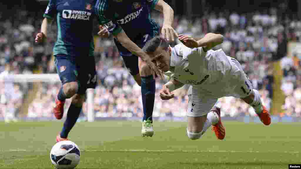 Tottenham Hotspur&#39;s Gareth Bale (R) is challenged by Sunderland&#39;s Sebastian Larsson during their English Premier League soccer match in London May 19, 2013.