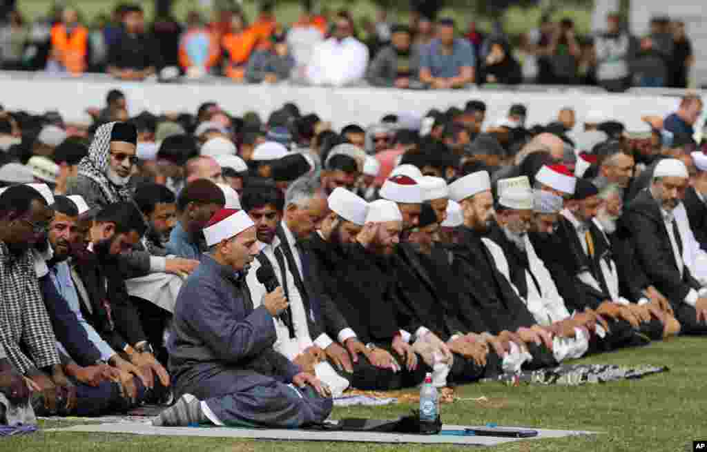 ہیگلے پارک میں نماز جمعہ کے اجتماع کے بعد امام کمال فودا دعا کرا رہے ہیں۔ 