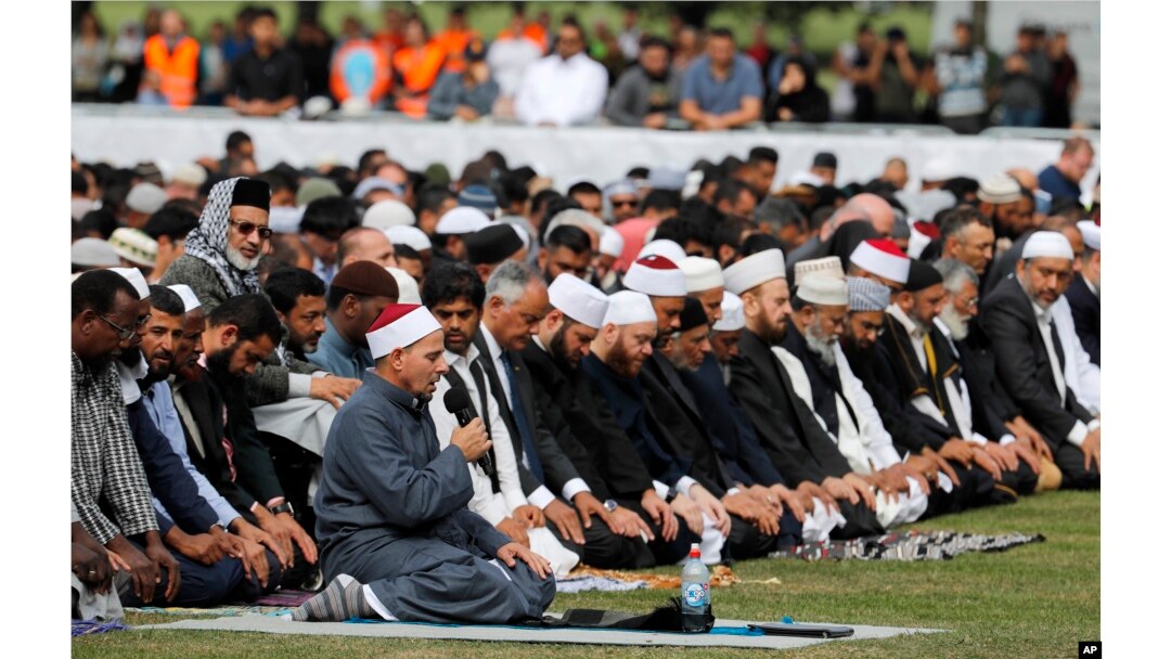 Sholat Jumat di Hangley Park, luar masjid al-Noor di Christchurch, Selandia Baru (22/3).