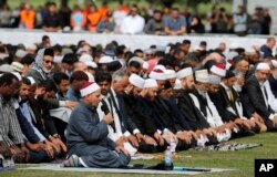 Sholat Jumat di Hangley Park, luar masjid al-Noor di Christchurch, Selandia Baru (22/3).