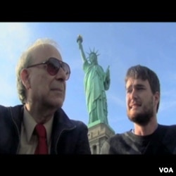 Autori filma ispod Statue slobode u New Yorku