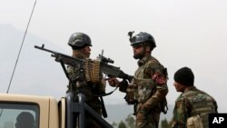 Tentara Afghanistan berjaga di pintu masuk gdeung parlemen di Kabul, Afghanistan (Foto: dok).