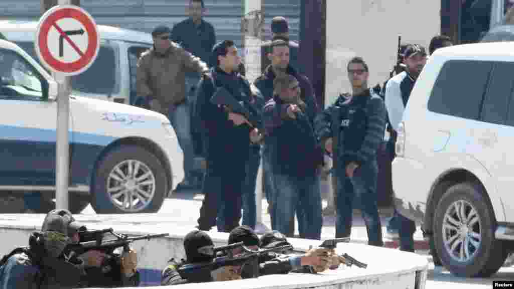 Les agents de police sont déployés à l&#39;extérieur du parlement à Tunis Mars 18, 2015. 