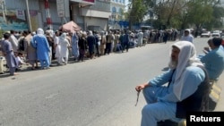 Afghans line up outside a bank to take out their money after Taliban takeover in Kabul, Afghanistan September 1, 2021. REUTERS/Stringer