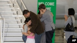 지난 2009년 8월 북한에 억류됐다 풀려난 미국인 유나 리 씨와 로라 링 씨가 미국 캘리포니아주 버뱅크 밥호프 공항에 도착한 후 마중나온 가족들과 포옹하고 있다.