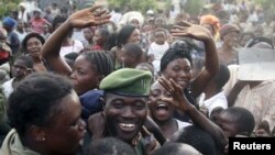 Les locaux accueillent les soldats des FARDC à leur retour à Goma - 3 décembre, 2012