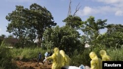 Transport de victimes du virus à Ebola à Freetown, en Sierra Leone (Reuters)