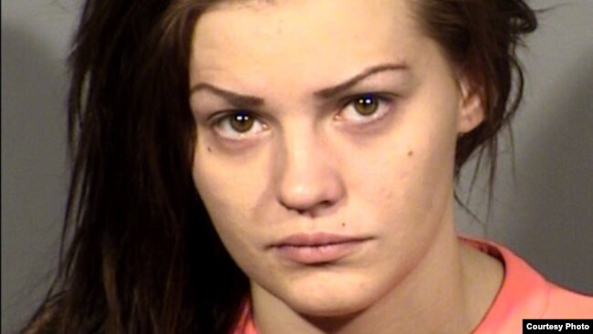 Nữ nghi can Krystal Whipple.