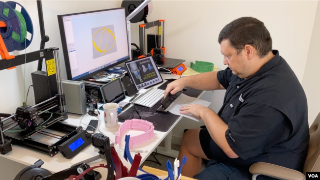 El hombre, un experto financiero, contó a la VOA que en 2014 se empezó a aficionar por las impresoras 3D y, desde entonces, ha construido varios productos. Ahora está fabricando unas 50 máscaras protectoras al día.