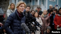 Senator AS, Elizabeth Warren, memberikan keterangan kepada reporter di luar tempat kediamannya di Cambridge, Massachusetts, 31 Desember 2018.