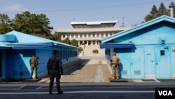 남북 정상회담을 앞둔 판문점. 18일 미국과 한국 병사들이 군사분계선 넘어 북한 쪽을 지켜보며 경비를 서고 있다. 