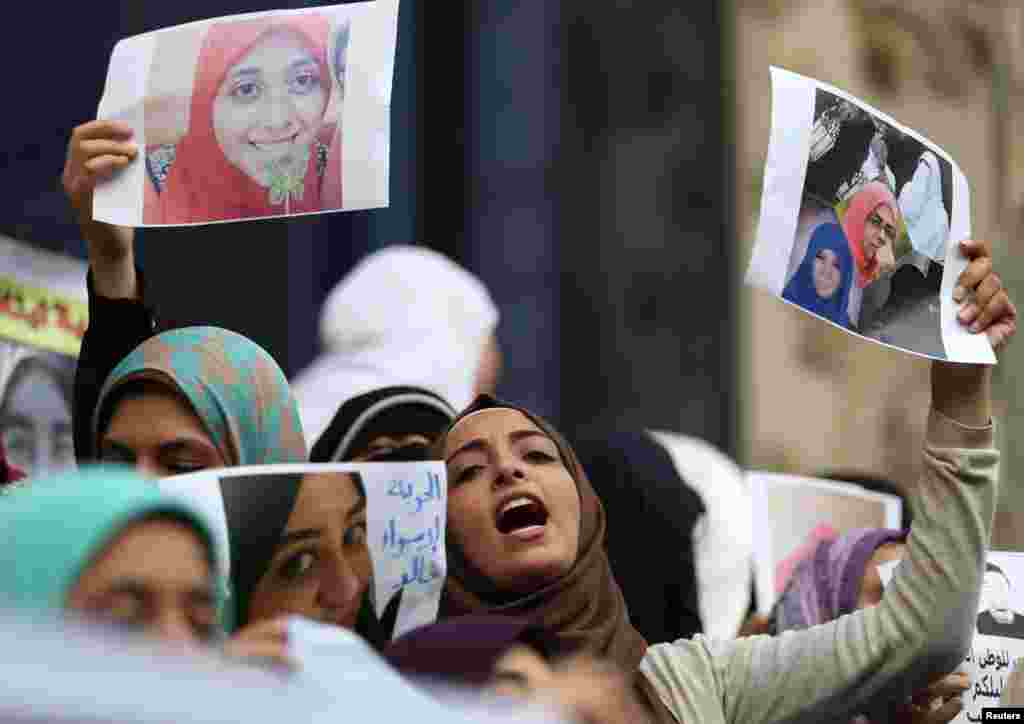Female relatives of women prisoners shout slogans against the military and the interior ministry at an event called "Release Our Girls" during International Women's Day in front of the Press Syndicate in Cairo, Egypt, March 8, 2016. 