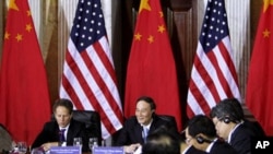 ທ່ານ Timothy Geithner ລັດຖະມົນຕີການເງິນສະຫະລັດ (ນັ່ງຢູ່ເບື້ອງຊ້າຍ ) ພົບປະກັບທ່ານ Wang Qishan ຮອງນາຍົກລັດຖະມົນຕີຈີນ ນັ່ງທາງກາງ ທີ່ກອງປະຊຸມດ້ານຍຸດທະສາດແລະເສດຖະກິດ ທີ່ກຸງ ວໍຊິງຕັນ
ວັນທີ 9 ພຶດສະພາ 2011