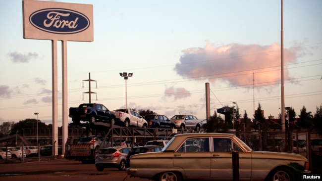 En esta foto de archivo se ve un Ford Falcon en la entrada al estacionamiento de la fábrica de Ford en Pacheco, en las afueras de Buenos Aires, Argentina, el 22 de mayo de 2014.