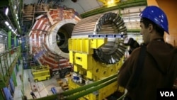 Suasana di Pusat Penelitian Nuklir Eropa (CERN) dekat Jenewa, Swiss (foto: dok). Para ilmuwan fisika di CERN dilaporkan kemungkinan bisa mendeteksi partikel Higgs Boson.