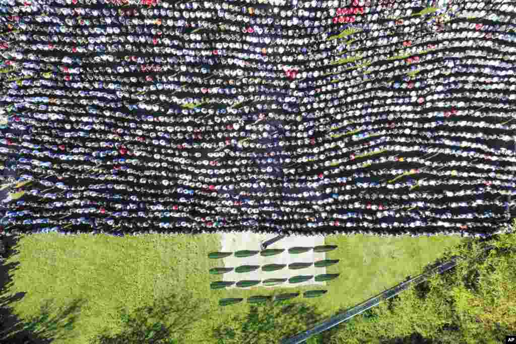 Foto udara menunjukkan ribuan pelayat berkumpul untuk menghadiri pemakaman kolektif untuk 19 korban tanah longsor yang disebabkan oleh banjir baru-baru ini di Jablanica, Bosnia. (AP)&nbsp;