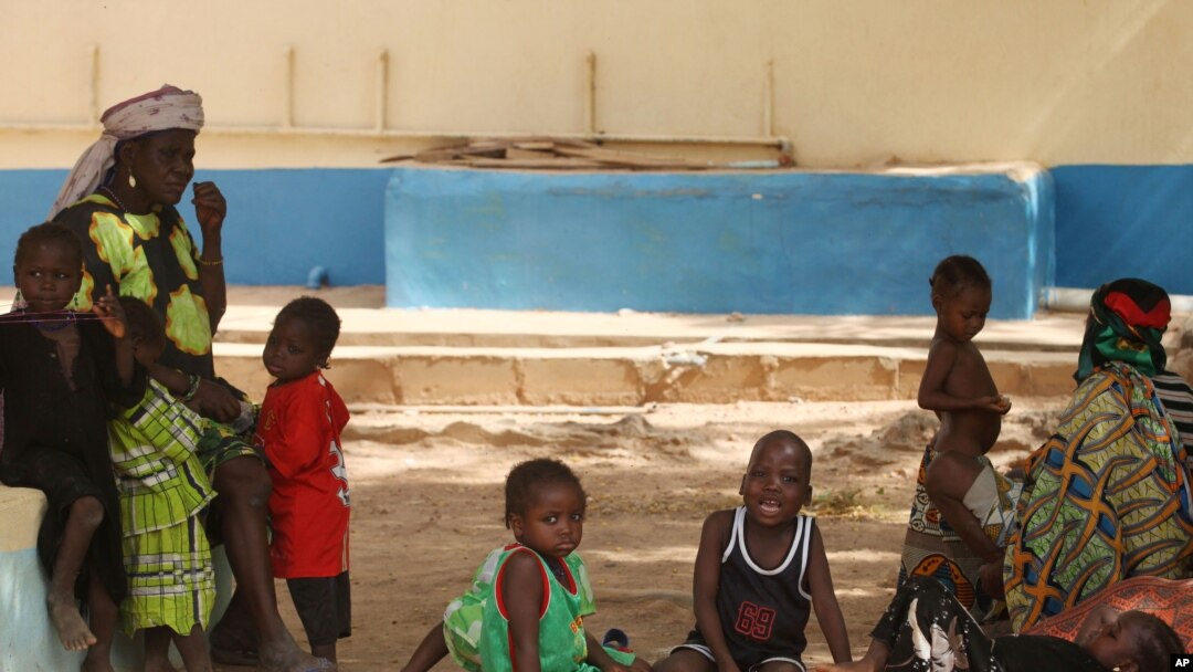 Anak-anak yang terkena keracunan timah hitam menunggu untuk diperiksa petugas kesehatan di Gusau, Nigeria (foto: dok).