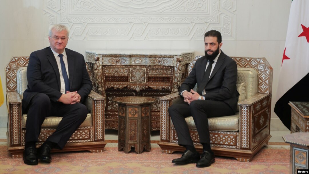 Pemimpin de facto Suriah Ahmed al-Sharaa (kanan) bertemu dengan Menlu Ukraina Andrii Sybiha, setelah tergulingnya Bashar al-Assad di Damaskus, Suriah, 30 Desember 2024.