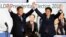 日本首相安倍晉三（右）連任自民黨總裁。