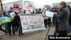 Berlində etiraz aksiyası (Foto bbc.co.uk/azeri saytından götürülüb. Fotonun müəllifi jurnalist Bertus Bouwmandır)