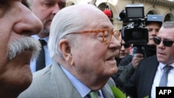 Jean-Marie Le Pen, au centre, fondateur et ancien leader du parti Front National (FN), arrive sur la Place des Pyramides pour assister à un rassemblement en l'honneur de Jeanne d Arc (Jeanne d'Arc), à Paris, 1er mai 2018.