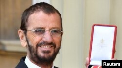 Ringo Starr muestra orgulloso la orden de caballlero que redibió en el Palacio de Buckingham, en Londres, el 20 de marzo de 2018.