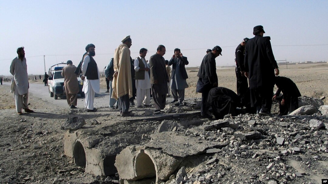 Petugas keamanan Pakistan memeriksa lokasi serangan bom di Chaman, dekat perbatasan Afghanistan (foto: dok). Ledakan terbaru di Chaman menewaskan seorang kepala polisi setempat. 