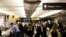 Los viajeros que usan mascarillas protectoras para prevenir la propagación de la enfermedad por coronavirus recuperan su equipaje en el aeropuerto de Denver, Colorado, EE. UU., el 24 de noviembre de 2020.