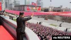 김정은 북한 국무위원장(왼쪽)이 15일 평양 김일성 광장에서 열린 '태양절' 110주년 경축행사에 참석했다.