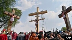 Actors take part in the recreation of the Passion of Christ at the Iztapalapa neighborhood, eastern Mexico City, on April 15, 2022 during the Good Friday procession.