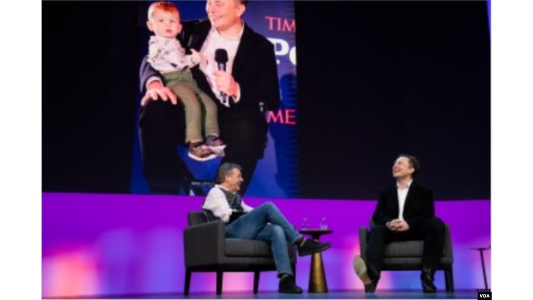 Elon Musk dan Kepala Kurator TED Chris Anderson berbicara di Vancouver di depan gambar putra Musk "X" di layar. (Foto: Courtesy TED)