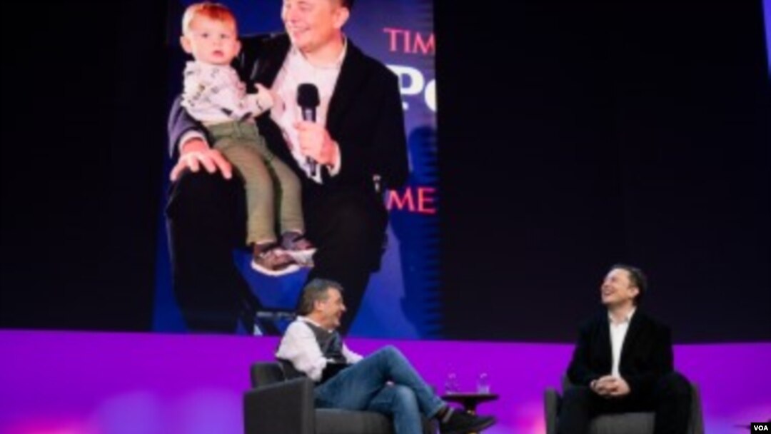 Elon Musk dan Kepala Kurator TED Chris Anderson berbicara di Vancouver di depan gambar putra Musk "X" di layar. (Foto: Courtesy)