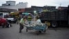 Un hombre empuja un carrito con calabazas afuera de un mercado público en San Cristóbal, Venezuela, el 7 de abril de 2022. 