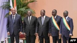 Le premier ministre Patrick Achi, le vice-président Tiémoko Meyliet Koné, le président Alassane Ouattara, le président du Sénat Jeannot Ahoussou Kouadio et le président de l'Assemblée nationale Adama Bictogo (de g. à dr.).