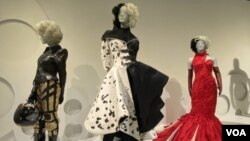 Kostum dari film "Cruella" dipamerkan di Museum Fashion Institute of Design and Merchandising atau FIDM di Los Angeles (foto: VOA)