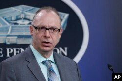 Dr. John F. Huth, Intelijen Pertahanan DIA untuk Luar Angkasa dan Kontraantariksa, dalam pengarahan tentang rilis "Tantangan dalam Keamanan di Laporan Luar Angkasa 2022" di Pentagon, Washington, Selasa, 12 April 2022. (AP/Susan Walsh)