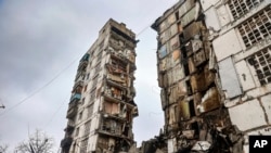 Un edificio dañado durante los combates se ve en Mariúpol, Ucrania, el 13 de abril de 2022.