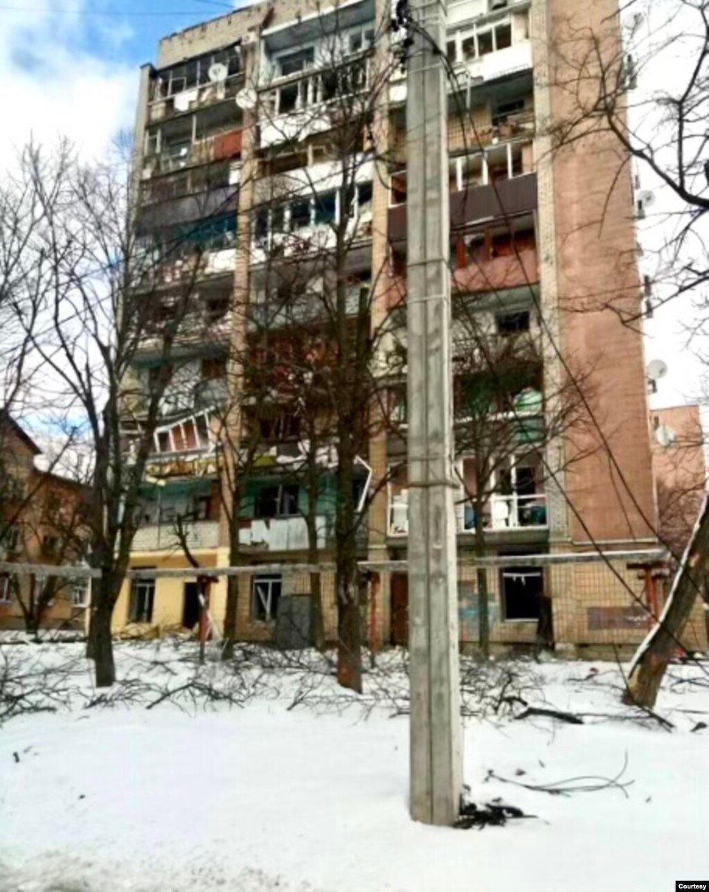 戴安娜·雷克希尼亚的舅舅在哈尔科夫的公寓楼已经被炸。(照片由本人提供， 2022年3月)(photo:VOA)
