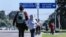 Migrantes que quieren llegar a EE. UU., en su mayoría hondureños y nicaragüenses, emprenden una nueva marcha hacia el norte, en San Pedro Sula, al norte de Tegucigalpa, el 15 de enero de 2022. 